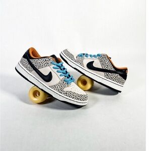Nike Men!s Speckled Black and White Sneakers with Blue Laces